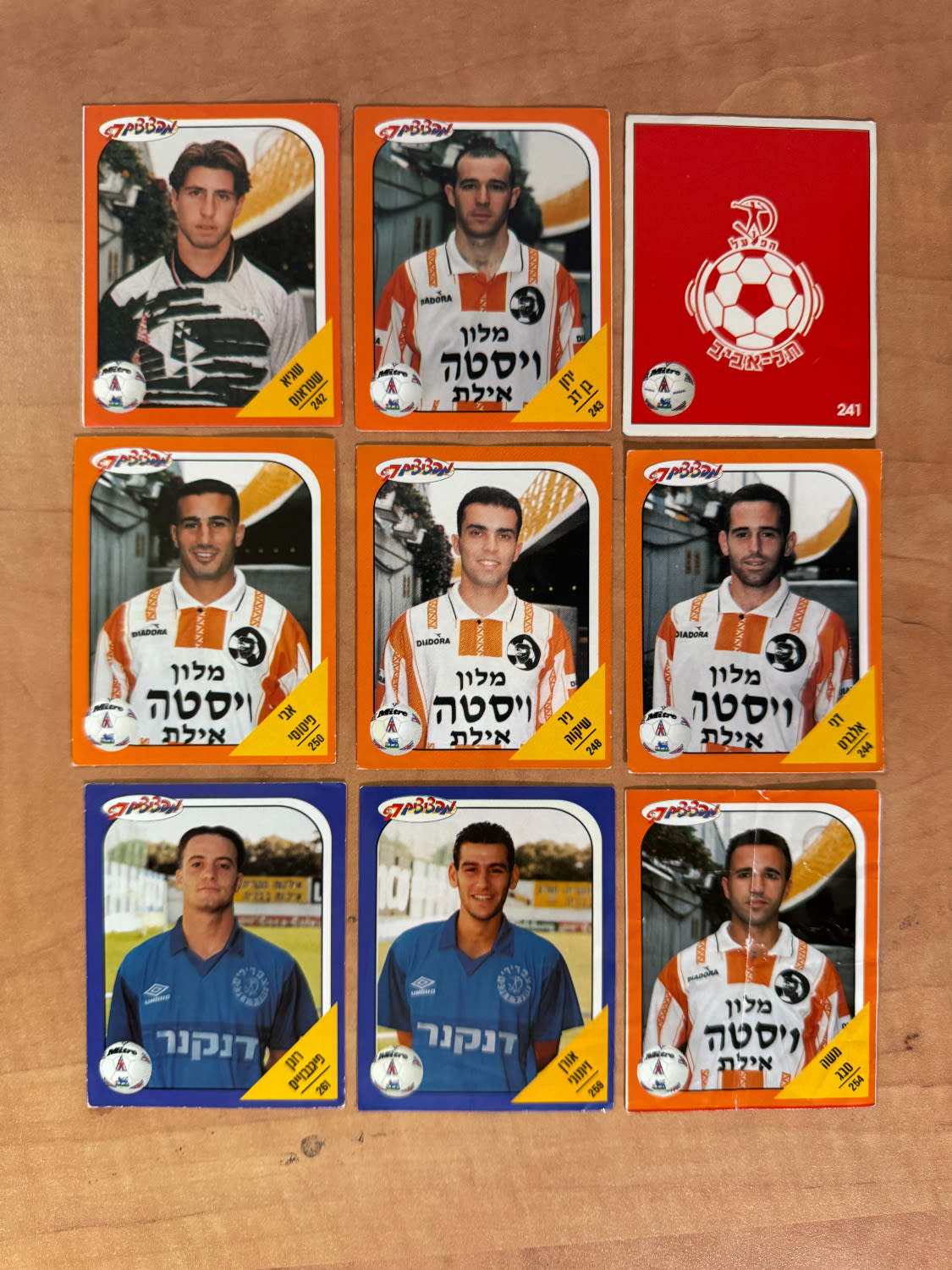 מדבקות לאלבומים - מקבץ 129 מדבקות שונות של אלבום מפציצים 97, דבק מקורי - עונה 1997-1998 - דבק מקורי
... - 1 6