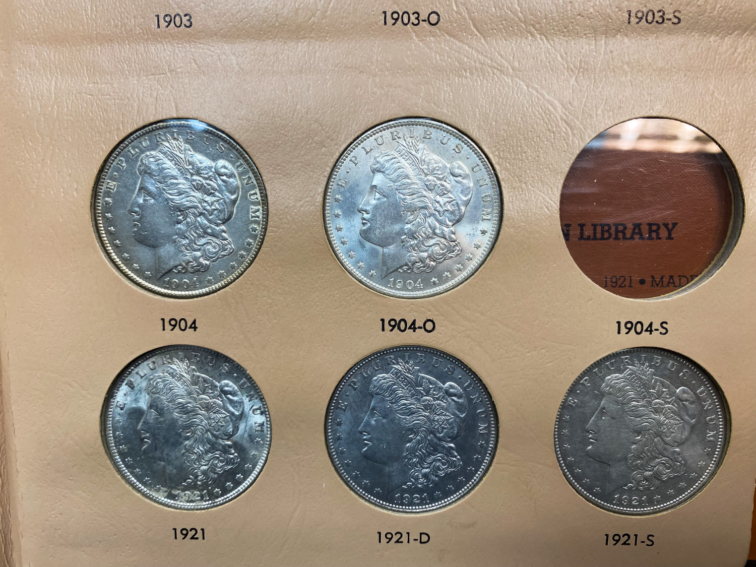 USA - A prestigious album containing 30 Morgan dollar coins from different years (1891-1921) and different ... - 1 16