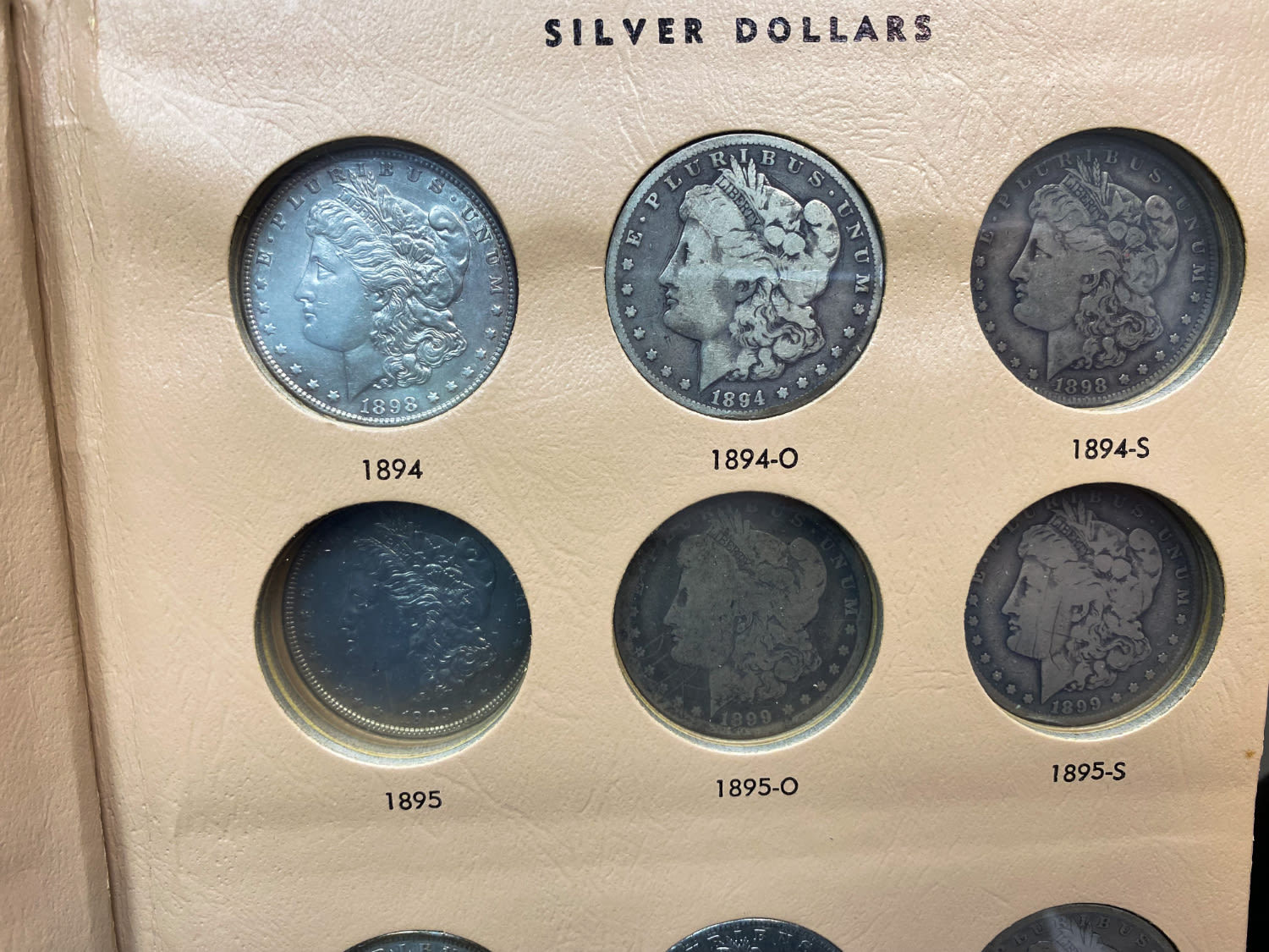 USA - A prestigious album containing 30 Morgan dollar coins from different years (1891-1921) and different ... - 1 6