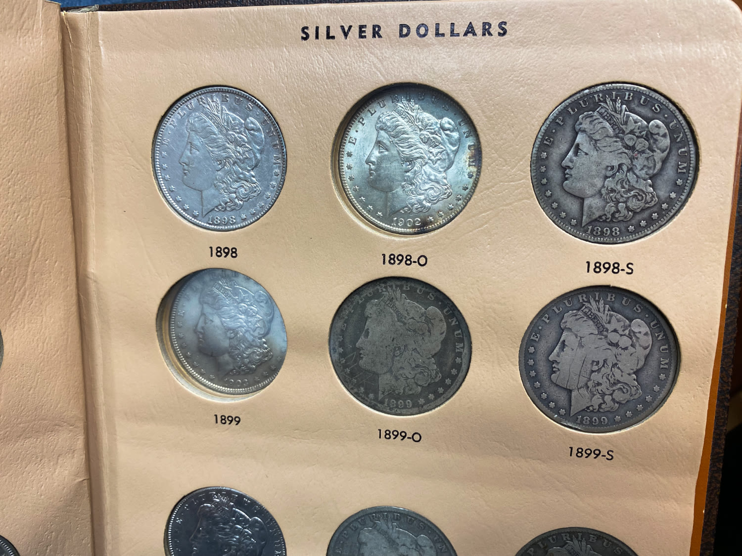 USA - A prestigious album containing 30 Morgan dollar coins from different years (1891-1921) and different ... - 1 10