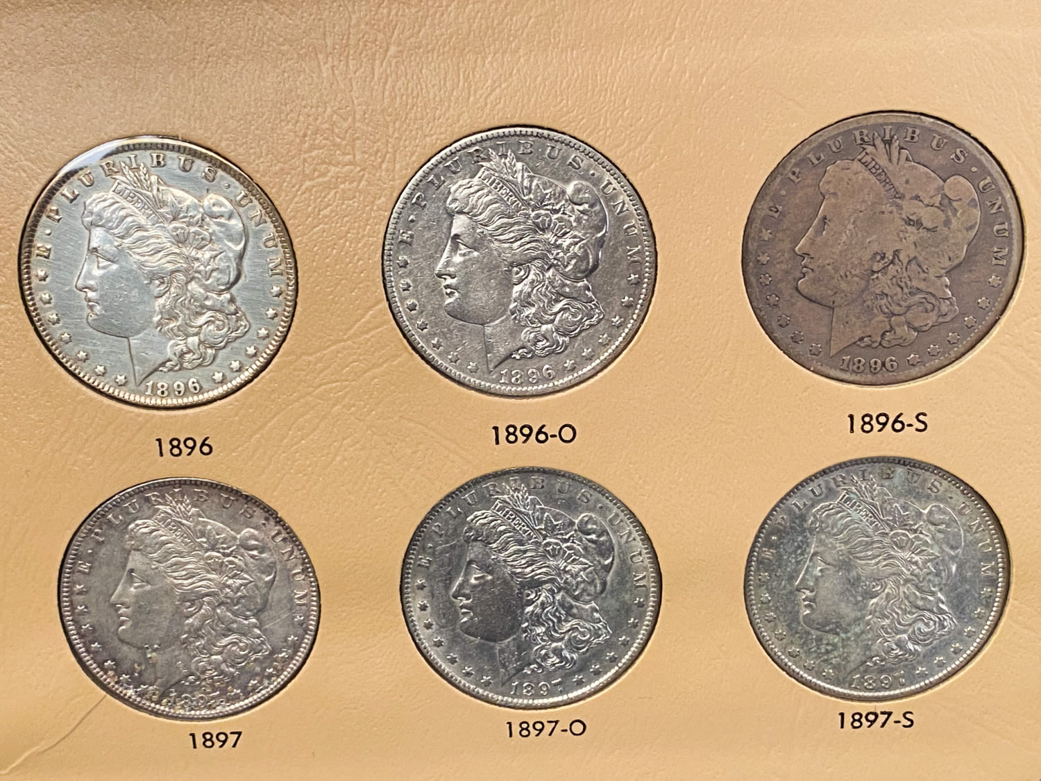USA - A prestigious album containing 30 Morgan dollar coins from different years (1891-1921) and different ... - 1 8