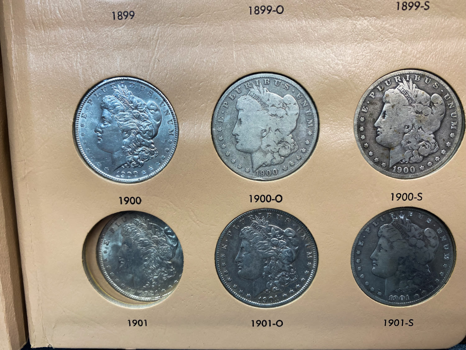 USA - A prestigious album containing 30 Morgan dollar coins from different years (1891-1921) and different ... - 1 12