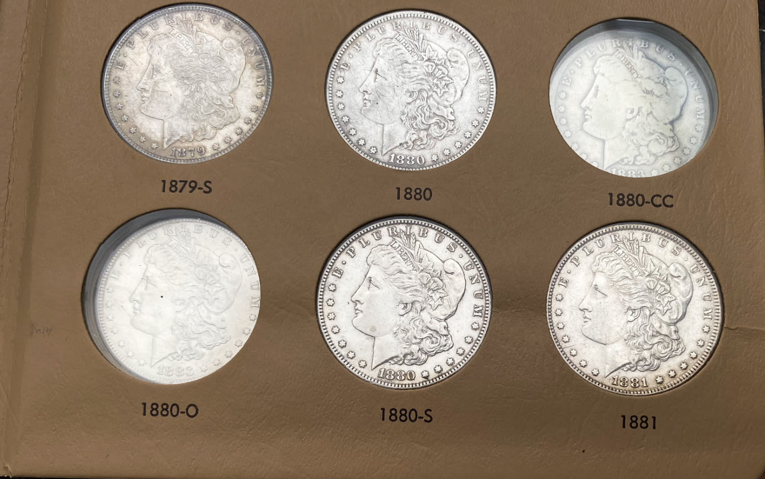 USA - A prestigious album containing 40 Morgan dollar coins from different years (1878-1890) and different ... - 1 4