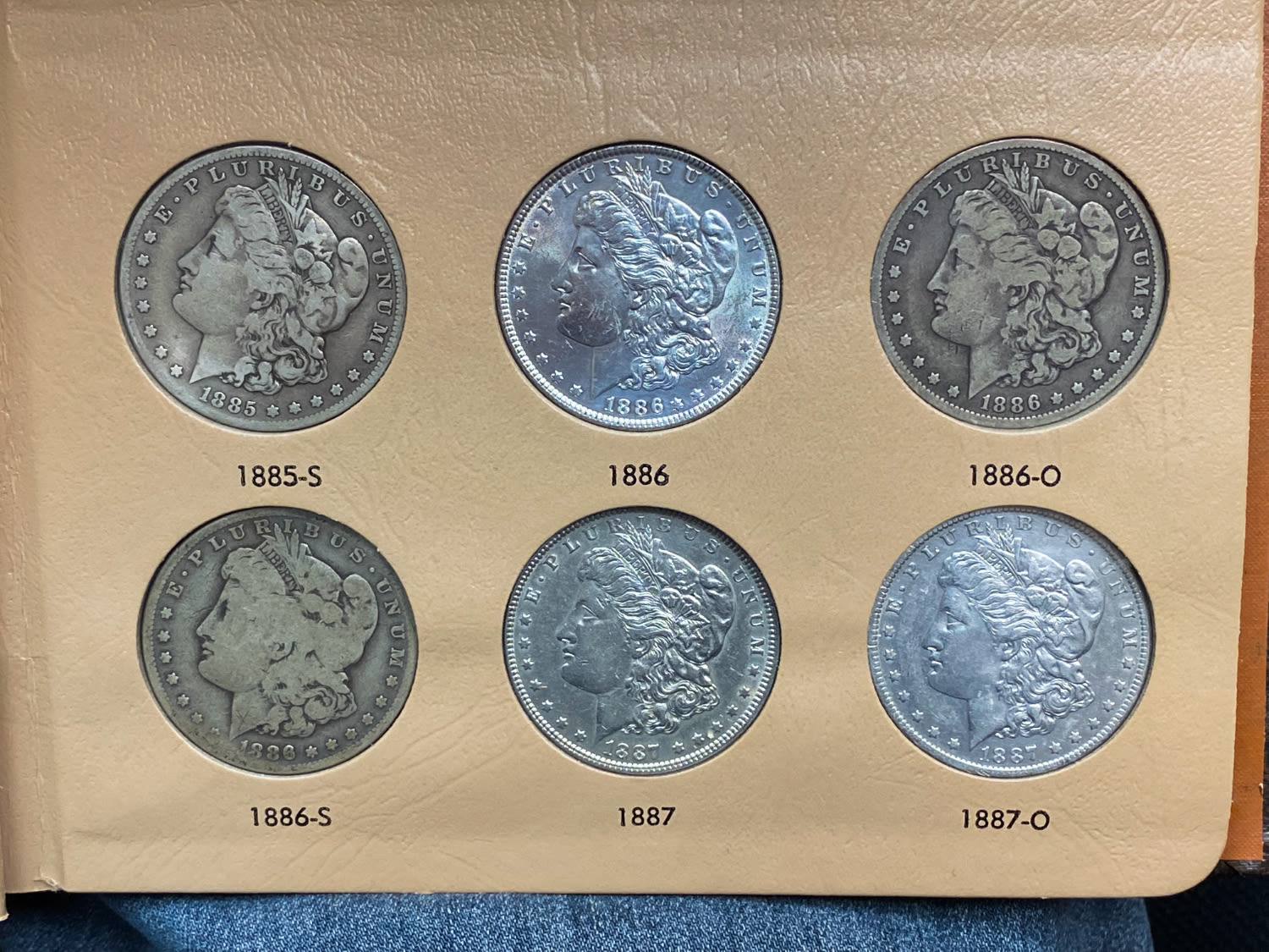 USA - A prestigious album containing 40 Morgan dollar coins from different years (1878-1890) and different ... - 1 16