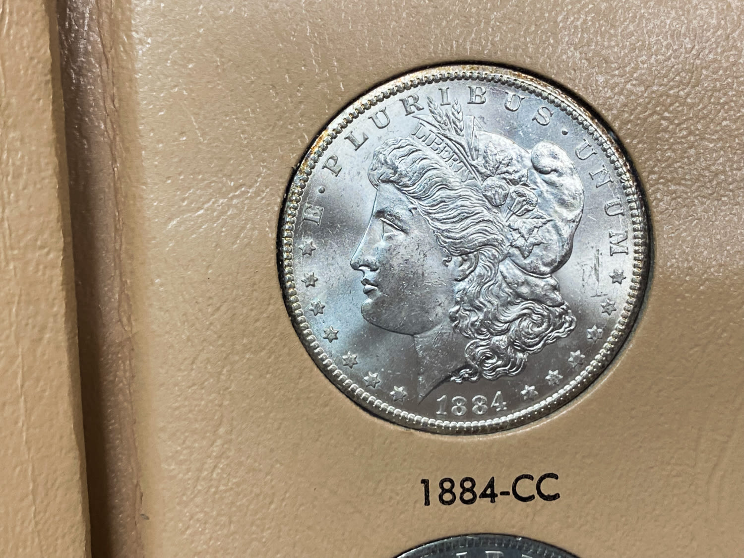 USA - A prestigious album containing 40 Morgan dollar coins from different years (1878-1890) and different ... - 1 12