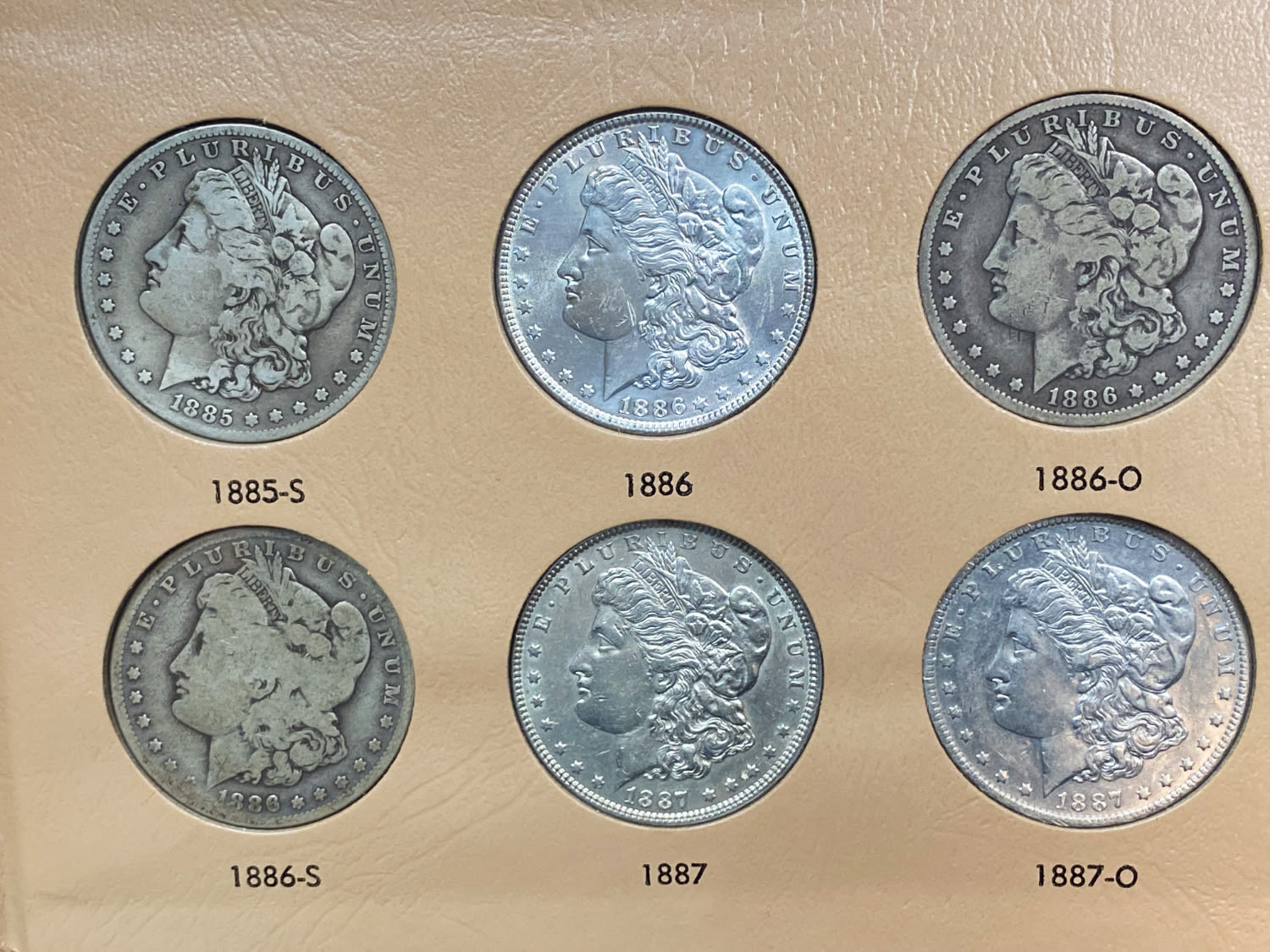 USA - A prestigious album containing 40 Morgan dollar coins from different years (1878-1890) and different ... - 1 18