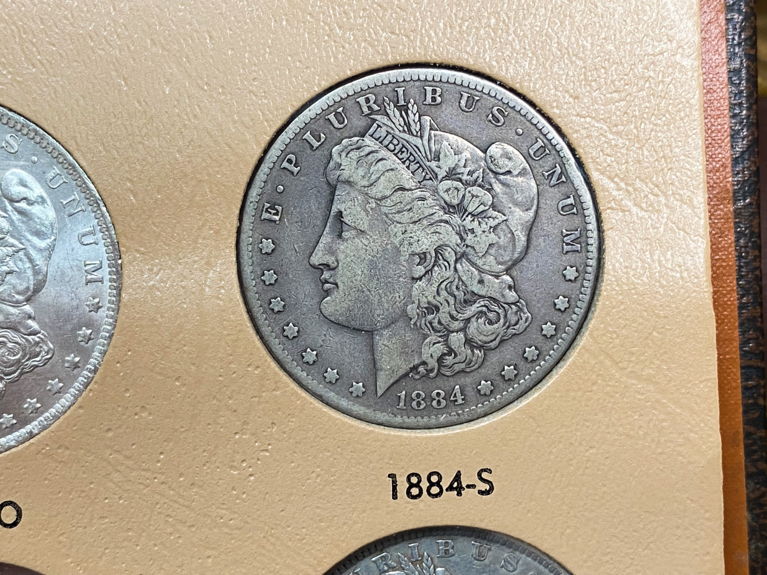 USA - A prestigious album containing 40 Morgan dollar coins from different years (1878-1890) and different ... - 1 14