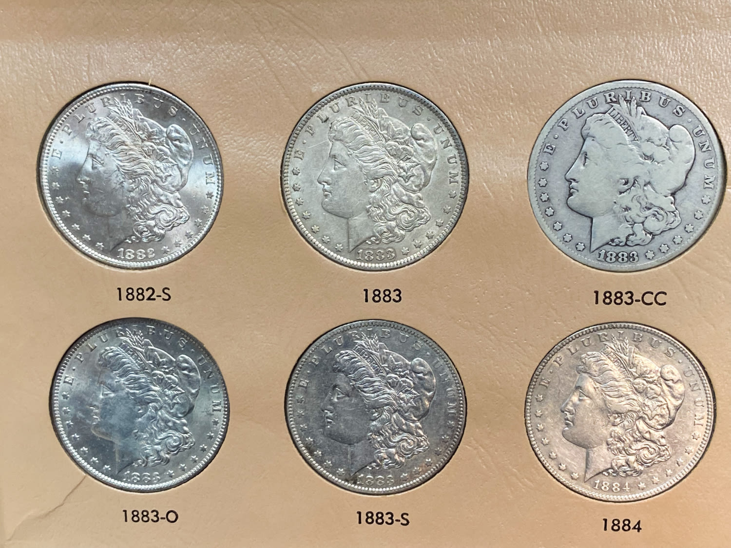 USA - A prestigious album containing 40 Morgan dollar coins from different years (1878-1890) and different ... - 1 8