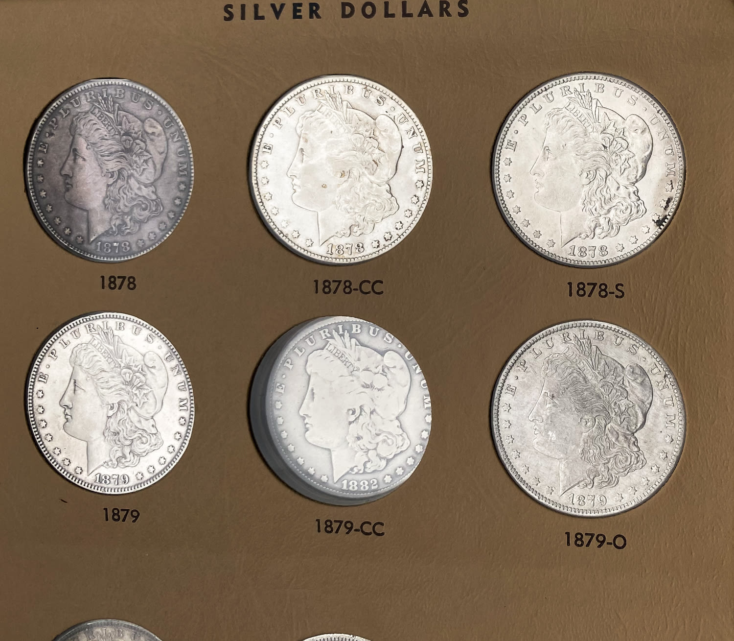 USA - A prestigious album containing 40 Morgan dollar coins from different years (1878-1890) and different ... - 1 2