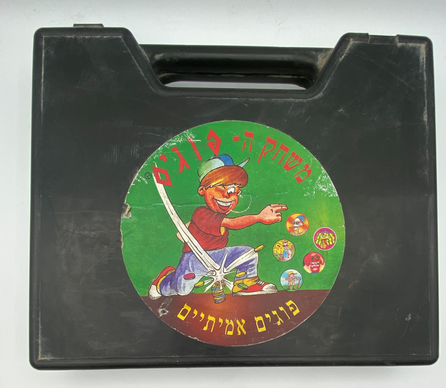 פוגים - מזוודת פוגים ריקה שחורה ובמבנה שונה ולא שכיח - אולי מדובר באחת המזוודות הראשונות שיצאו ובעיצוב ראשוני - ... - 1 0