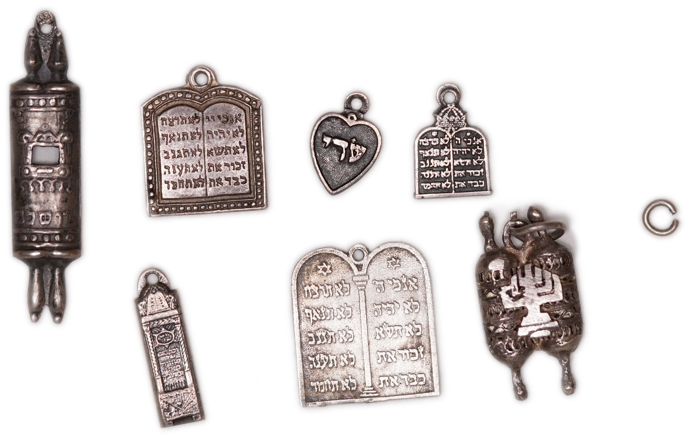 Judaica / Zionism - Palestine / Israel - Lot of 7 Miniature Silver Pendants by Bezalel, Tablets of the Law, Torah ... - 1 0