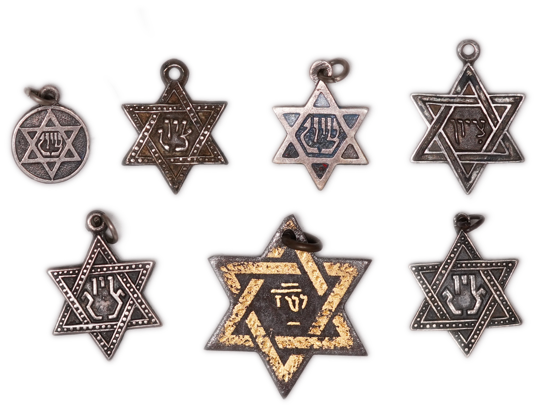 Judaica / Zionism - Palestine / Israel - Lot of 7 Bezalel Pendants, 6 "Zion" Pendants and One "שד-י" Pendant, Stars ... - 1 0