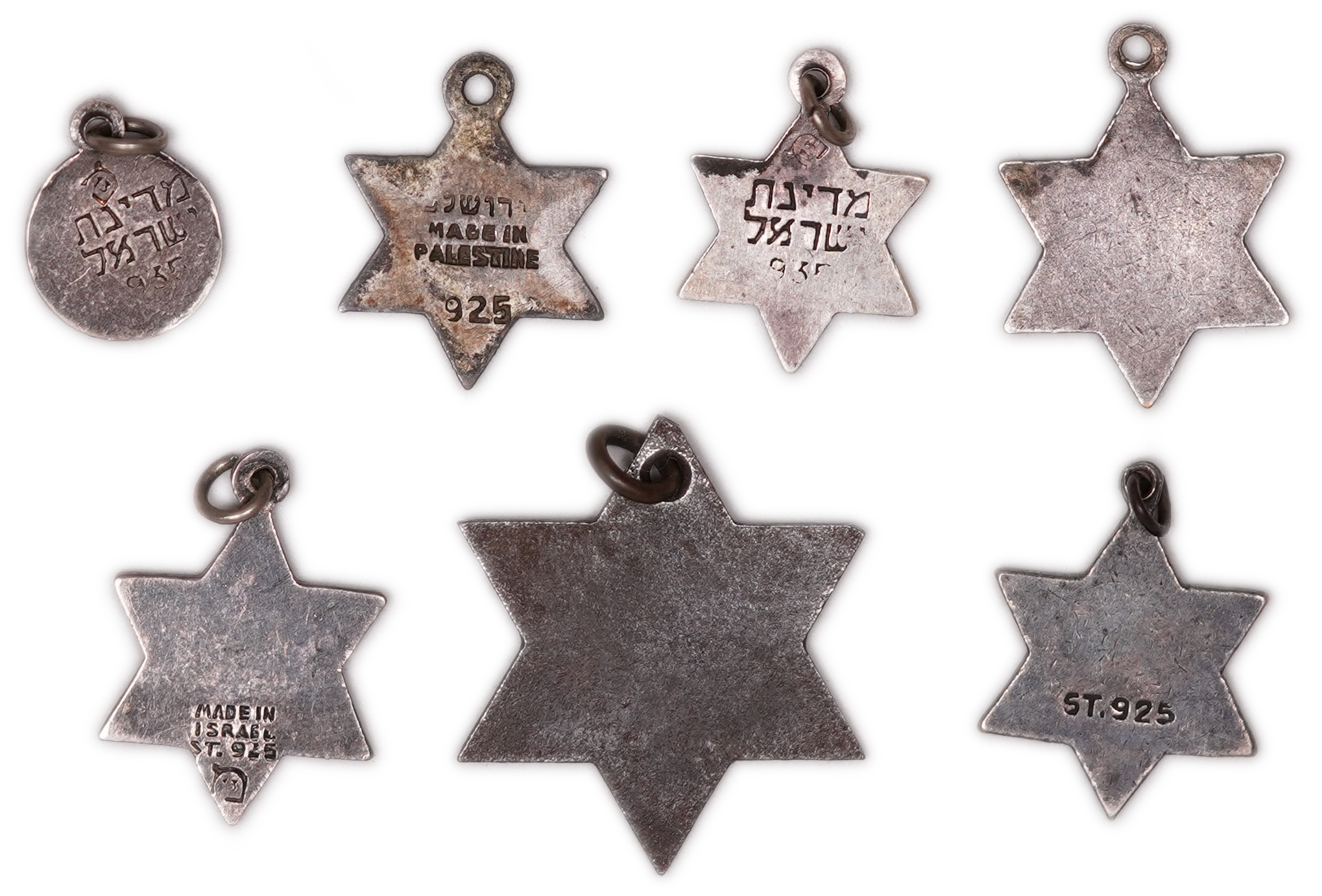 Judaica / Zionism - Palestine / Israel - Lot of 7 Bezalel Pendants, 6 "Zion" Pendants and One "שד-י" Pendant, Stars ... - 1 1